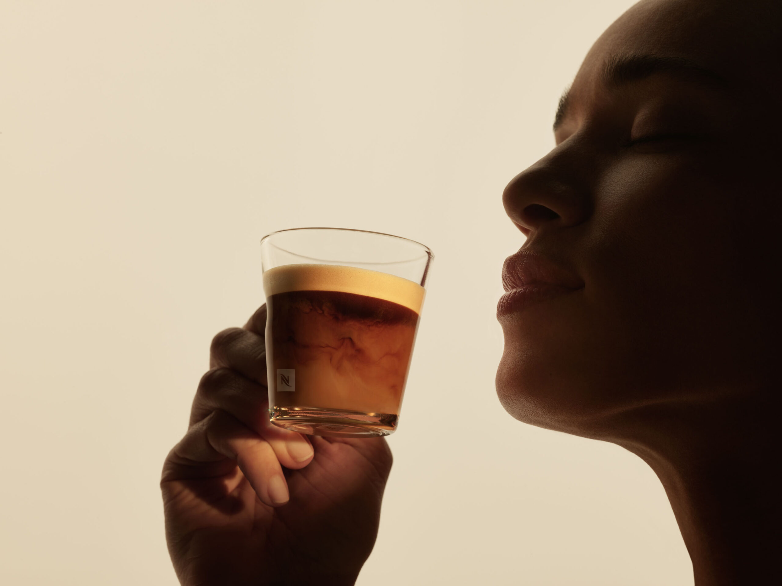 WREN-Luke-Evans-P_4258_NESPRESSO_COFFEE_AUTHORITY_KV03_SMELL_BEAN_FEMALE_CU_3_ESP_MILK_1155