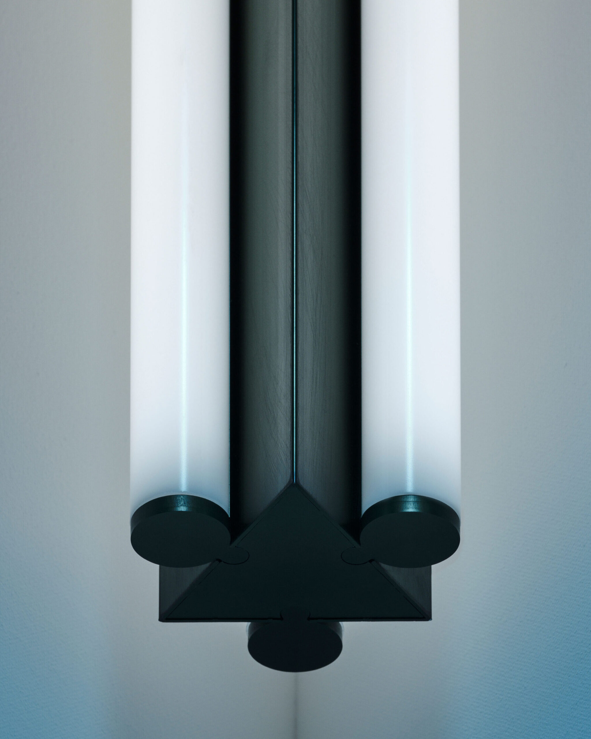 LUKE_EVANS_WEB_WALLPAPER_LIGHTING_7_4x5-2250x3000