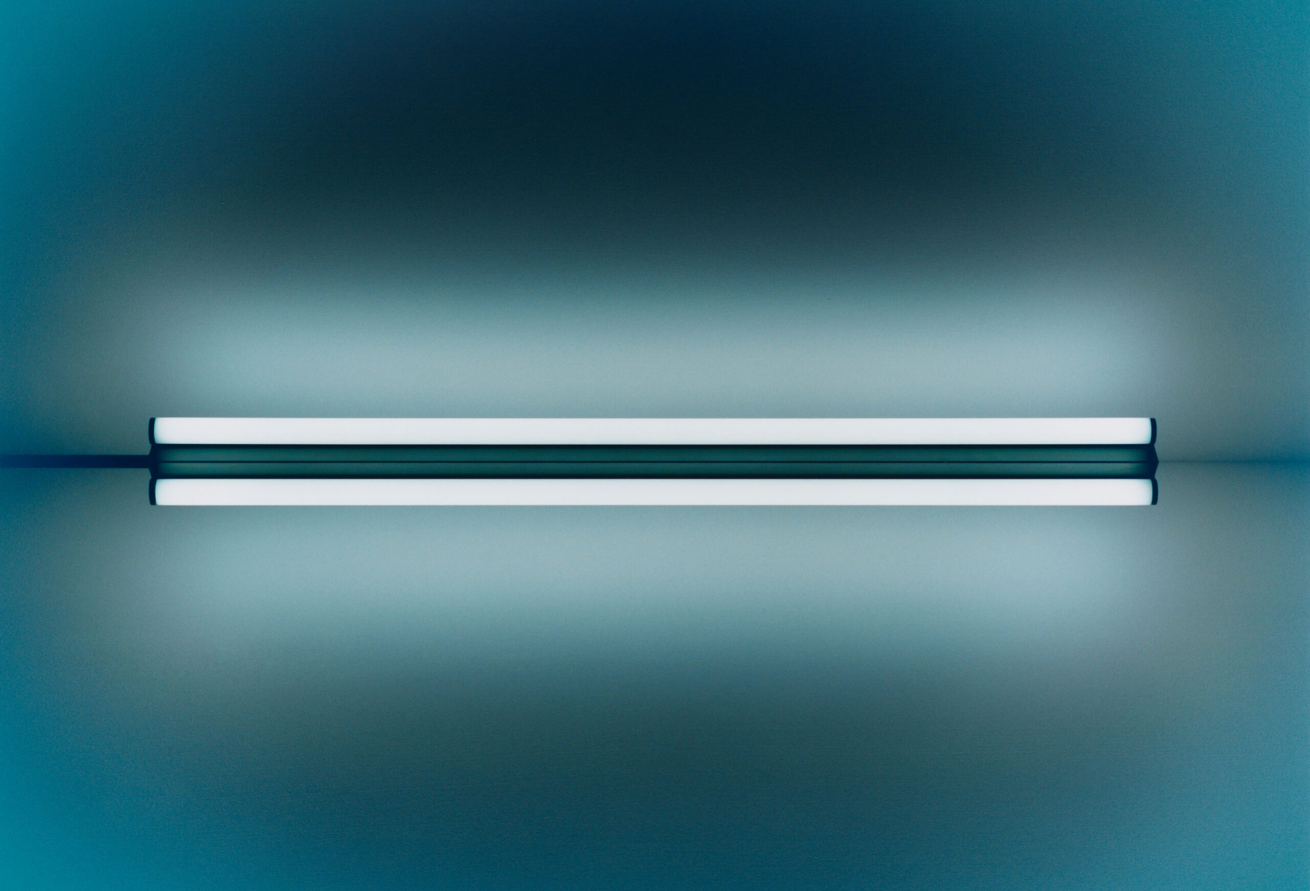 TITLE-LUKE_EVANS_WEB_WALLPAPER_LIGHTING_6