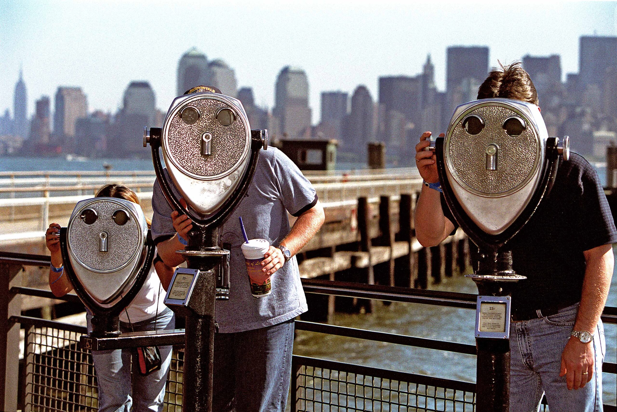 WREN-DougieWallace-family-bino-face